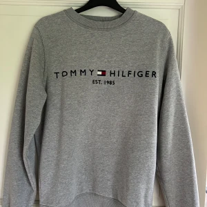 Tommy Hilfiger tröja - Säljer en tröja som knappt är använd. Storlek S. Skriv vid frågor.