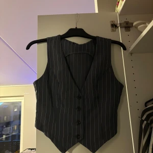 Två blusar  - En randig och en hel svart v-ringad blus som ger en snygg passform! 60kr styck eller båda för 120kr 