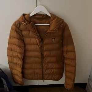 Lyle Scott jacka - Tjena! Säljer en beige lyle Scott jacka i bra skick. Det är en dunjacka och funkar bra till höst och vinter. Bara att skicka om du har funderingar. Mvh