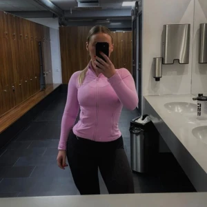 Rosa träningsjacka  - Rosa träningsjacka i mjukt material, dragkedja framtill, oanvänd! Säljer pga har dubbletter🩷 Märke: GLOWMODE, Storlek: S! Liknar lululemon