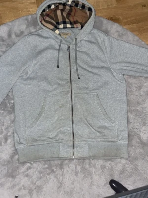 Burrbery hoodie  - Säljer en burrbery hoodie riktigt fint skick. Säljer den för den var för stor för mig. Den är fin med rutiga detaljer i luvan och på insidan 