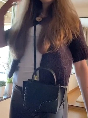 Mörklila stickad kofta med träknapp - Säljer en mysig mörklila stickad kofta med korta ärmar och en stor träknapp framtill. Står ingen storlek eller märke men passar mig som oftast har s. 