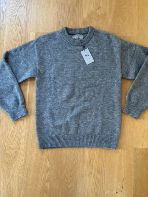 Grå stickad tröja från Leon Marcel - Hej 👋 jag säljer denna stickade tröjan som är helt ny storlek L och frakt inom 24 h 