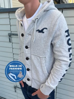 Hollister hoodie  - Tja! Säljer nu denna sjukt snygga Hollister butten down hoodie som är sjukt vintage! Skick 9/10 sjukt bra utan synliga defekter! Modellen är 181 men passats som bäst mellan 172-182 skulle ja säga. Hör av er vid frågor!
