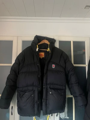 Svart dunjacka från Fjällräven XS - Säljer en svart, fluffig dunjacka från Fjällräven i storlek XS (unisex). 