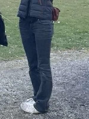 Lågmidjade svarta bootcut jeans - Säljer ett par slutsålda svarta lågmidjade jeans med bootcut-snitt från Zara. Byxorna har klassisk femficksdesign och är tillverkade i ett jeansmaterial som ger en snygg och tidlös look. Passar dig som gillar en lite vidare benform och vill ha en cool stil.