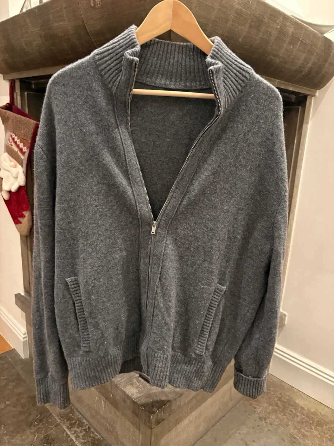 Grå stickad kofta med dragkedja