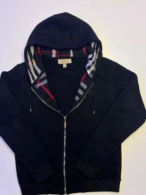 Svart Burberry zipper  -  Säljer en Helt ny  svart Burberry Zip up i storlek S. Skriv gärna om du har frågor eller om  du vill ha fler bilder😊