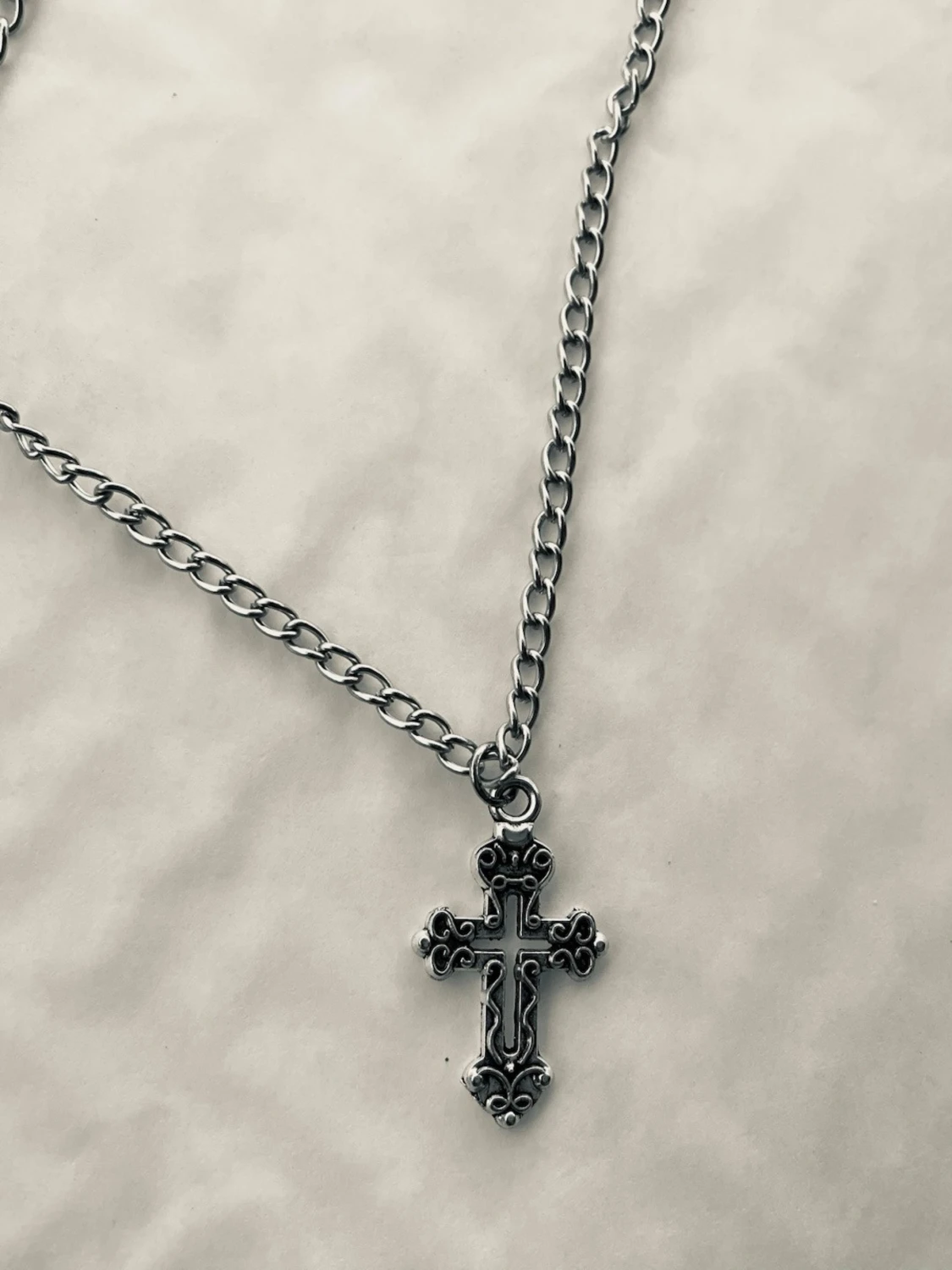 By prisförslag- silvrigt halsband 45 cm med kors - 2