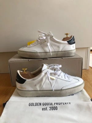 Golden Goose saul star - Ett par sjukt schyssta Golden Goose Soul star. | Dom är helt nya och aldrig testade. | Fläck inuti som syns men inget som påverkar. KVITTO FINNS | Väldigt sällsynta och bra kvalité jämfört med Superstar. | Hör av er vid frågor!🌟  