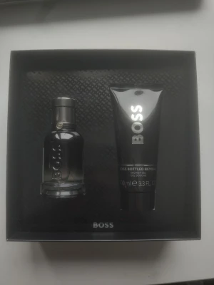 Hugo Boss Bottled Beyond Edp giftset - Snygg presentbox med Boss Bottled Beyond, innehåller 50 ml parfym och 100 ml duschgel. Köpt på Kicks för 1200kr, använd 1 spray. 