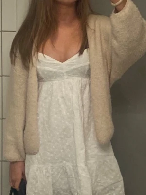 Beige kofta - Säljer den populära koftan från Lindex i ljusbeige 💗Skriv innan köp! 