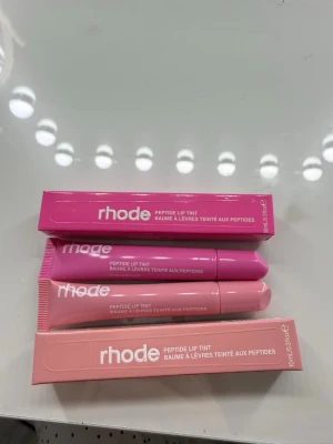 Rhode Peptide Lip Tint duo - Två Rhode Peptide Lip Tint i färgerna Shortcake (djup rosa) och Ribbon (ljus rosa). 