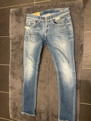 Dondup jeans George  - Storlek 29 sitter som 30,31, midja : 40 cm och längd 100. Skönt material med stretch.