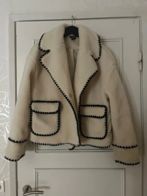 Teddy jacka  - Knappt använd och jätte mysig att ha nu till vintern 💓 säljer då den inte riktigt passar min smak längre. Kan gå ner 100 kr vid snabb affär <3