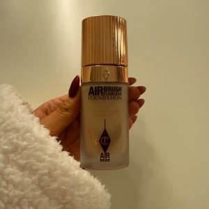 Charlotte Tilbury Airbrush Flawless Foundation - Airbrush Flawless Foundation från Charlotte Tilbury i färgen 4 Neutral, innehåller 30 ml. Säljer då jag fick fel i julklapp💕Väldigr fin foundation, helt ny och oöppnad vilket man kan se på bilderna💕