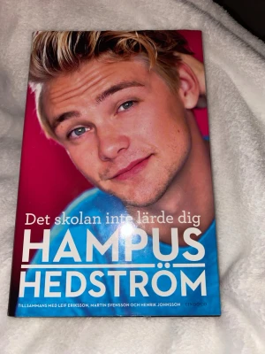 Det skolan inte lärde dig - En inspirerande bok av Hampus Hedström som tar upp sådant du inte får lära dig i skolan. Perfekt för unga vuxna som vill ha tips, insikter och skratt om livet utanför klassrummet. Boken är signerad av författaren.