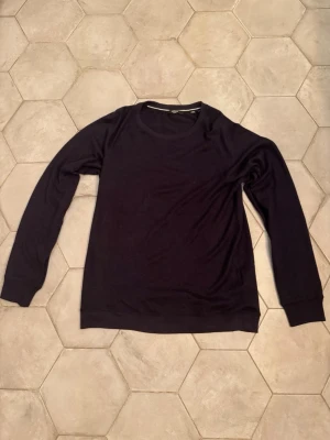 Mörkblå långärmad tröja Jack & Jones - En stilren Mörkblå långärmad tröja från Jack & Jones Premium. Tröjan har rund halsringning och är tillverkad i mjuk bomull, perfekt för lager-på-lager under höst och vinter. Enkel design som funkar till det mesta och är riktigt skön att bära.