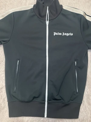  Grå Palm Angeles Jacka/kofta - Jätte fin, grå Palm Angels Jack/kofta. ORGINAL ( äkta ), kvitto finns! Använd 2-3 gånger. Nypriset är cirka 5-7 tusen kronor. Skriv gärna om du har några funderingar.😀