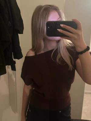 Burgundy topp - Söt topp som endast är använd 1 gång. Den är ifrån Nelly!