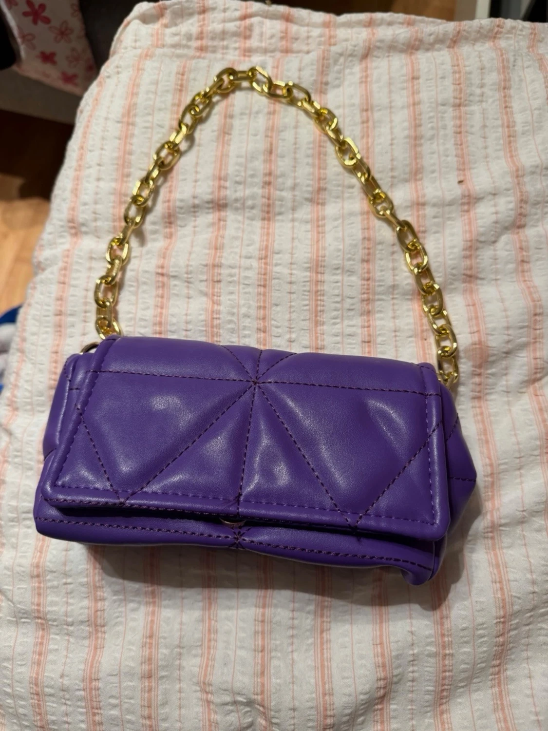 Lila quiltad handväska med guldkedja