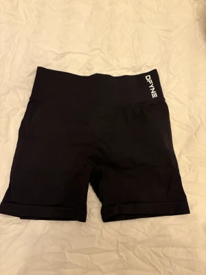 Svarta träningstights shorts från DFYNE - Säljer ett par svarta dfyne shorts i modellen dynamic, precis som nya. Storlek S