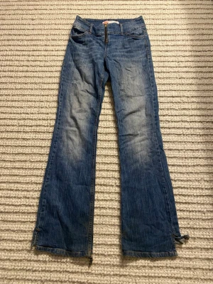 Blå bootcut jeans från Bershka - Säljer ett par blå bootcut jeans från bershka. De är låg/medel i midjan. Midjemåttet är 84cm och innerbensmåttet är 85cm. Lappen på baksidan har nästan åkt av och slutet på jeansens ben är slitna. Annars är de i bra skick. Pris kan diskuteras 