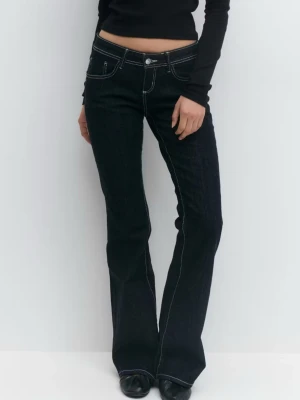 Low flate jeans - Säljer dessa populära jeansen från Gina tricot, super fina låg midja och bootcut! Neeklippta så skulle uppskatta att dom passar 174 och kortare❤️