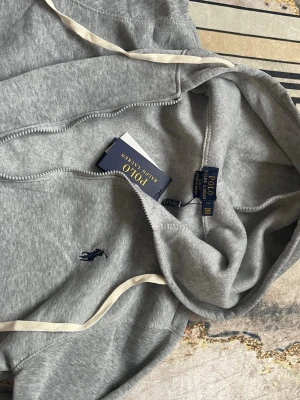 Polo zip up  - Säljer en fin polo tröja som ni ser aldrig använd priser kan vi diskutera om vid snabb affär skicka gärna prisförslag 
