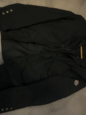 Moncler windbreaker 12y - Säljer svart/grå Moncler windbreaker i stl 12y som motsvarar 152 men passar någon som är från 140-162. Kan gå ner i pris vid snabb affär. Hör av er vid funderingar.