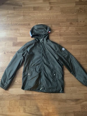 Moncler grön vindjacka med huva - Snygg Olive grön Moncler windbreaker till salu. i storlek L. Anledning varför den säljs är då att den inte passar mig. Andvänt 4 gånger. Priset kan absolut diskuteras