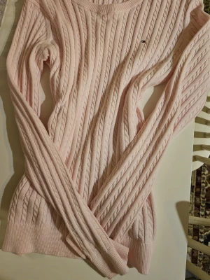 Ljusrosa stickad tröja Tommy Hilfiger - Säljer en ljusrosa stickad tröja från Tommy Hilfiger