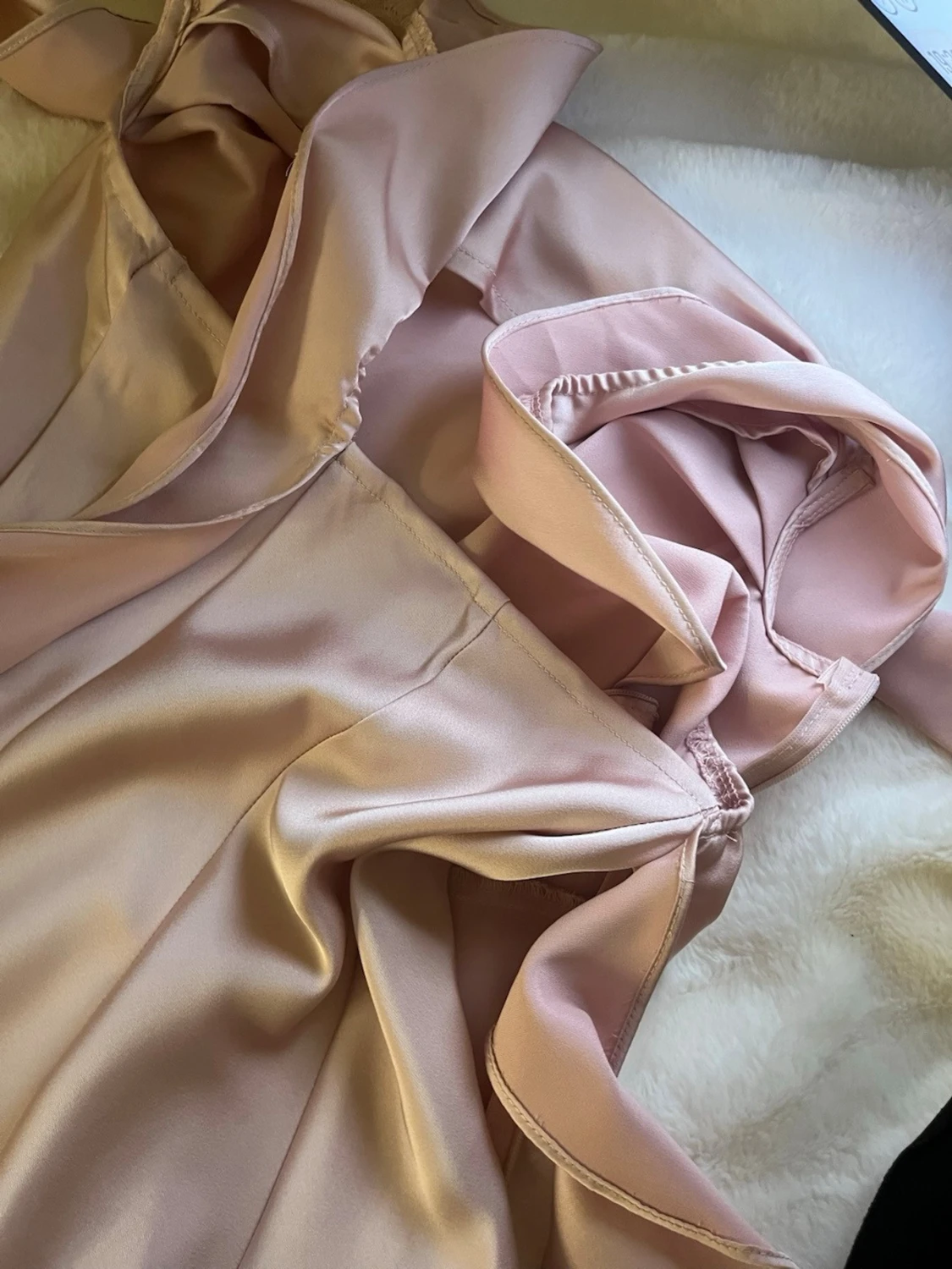 Ljus rosa siden klänning med flowiga volanger💕 - 3