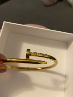 Skruv armband i guld - Jättefint armband i guld med text. Lite står i vristen för mig så den kommer ej till användning.🩷