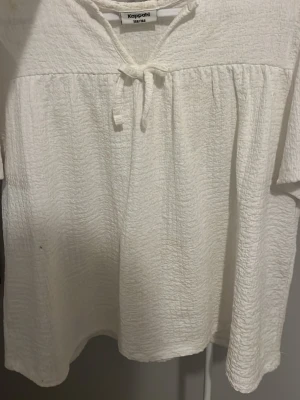 Vit blus från kappahl - Säljer denna vita blusen från Kappahl i storlek 158/164 men passar även xs-S. Perfekt blus att ha på sommaren ☀️
