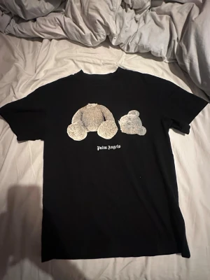 Palm Angels svart t-shirt XS - Palm angels t shirt Size: xs Sliten på trycket men själva tyget är bra. Passar S ungefär
