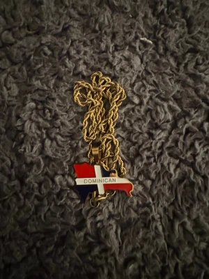 Ingen väst på bilderna - Bilderna visar en halskedja med ett hänge i form av Dominikanska republikens karta, inte en väst. Vänligen ladda upp bilder på en väst för att få en beskrivning.