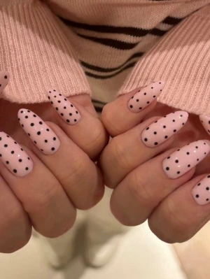 Ljusrosa naglar med svarta prickar - ✨Handgjorda lösnaglar✨ pris kan diskuteras och design, tveka inte att skriva  vid frågor eller vad som, jag svarar snabbt!💖