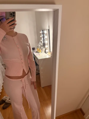 Ljusrosa mjukisbyxor med snörning - Supermysiga ljusrosa mjukisbyxor. Prislapparna sitter kvar. Nypris för setet 660. Säljer för 530. Byxorna är i strl XS och tröjan i S. 