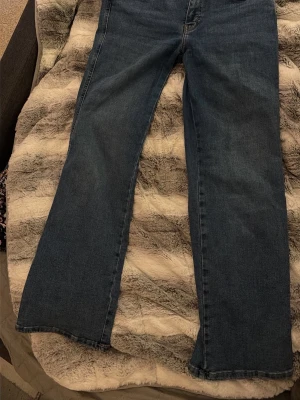 Blå jeans från 157, storlek L short - Säljer ett par  blå 90’s Boot jeans från 157 i storlek L short. Jeansen har raka ben, två bakfickor med knapp, samt normal passform. Materialet är jeans och färgen är en snygg mörkblå denim. Perfekta till en avslappnad stil.