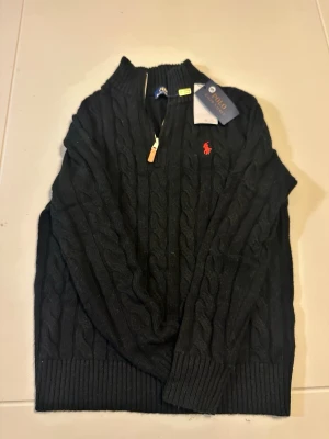 Svart stickad tröja Polo Ralph Lauren - Helt ny Polo Ralph Lauren tröja. Passar mest S men skulle säga att den kan passa M också. Skriv vid intresse! 
