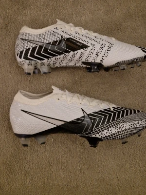 Fotbollsskor  - Säljer två par nike mercurial vapor 13 mds 003, säljer ett par för 1600, påse medföljer.