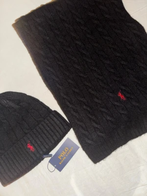 Polo Ralph Lauren Mössa + Halsduk -  Finns att hämta i Malmö, kan även frakta!  Helt nya Polo Ralph Lauren set som håller en varm under denna kalla vintern Mössa + Halsduk för endast:  899kr (Priset kan diskuteras)  Storlek: One Size 