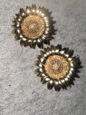 Solrosformade örhängen i guldfärg💕 - Gulliga solrosörhängen i guld💕💕