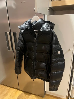 Moncler maya jacka - Den bästa vinterjacakan, självklart äkta! (Legit check hos garmsmarket på sista bilden) || Nypris är runt 18.000kr || storlek 1/S || Jackan är som ny det enda är att cartonen har börjat tappa fäste inuti jackan. Men det är inget som man tänker på eller påverkar jackans funktion || skriv om ni har fler frågor! 😊