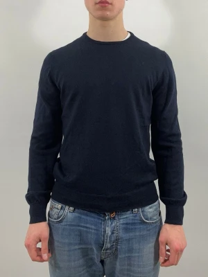 Gran Sasso Stickad Tröja Navy Blue - Finstickad tröja från Gran Sasso i 100% virginull. Modellen är 175 cm och väger 70 kg. Tröjan passar XS. Tröjan är i gott skick, lätta tecken på användning men inga defekter. Nypris ca 3000 kr.