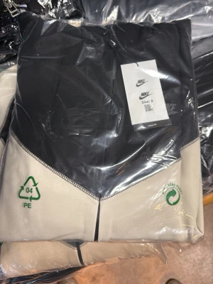 Nike tech dress - 600 för båda delarna