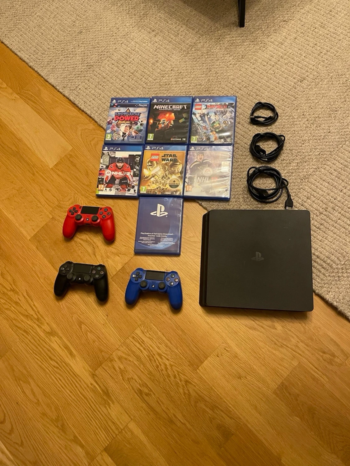 PlayStation 4 med 3 kontroller och 6 spel