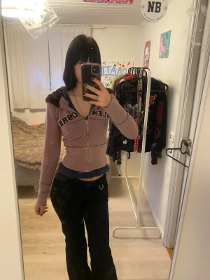 Söt y2k hoodie med päls!😍 - Säljer en ljuslila hoodie från Blend She med brun fluffig huva och broderad text framtill. Tröjan är jättesnyggt croppad🫰🫰