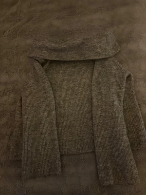 Grå off shoulder tröja  - Super söt tröja. Använd några gånger men inget som syns. 